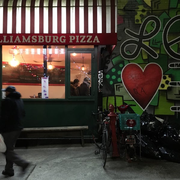 Foto scattata a Williamsburg Pizza da aj w. il 1/13/2018