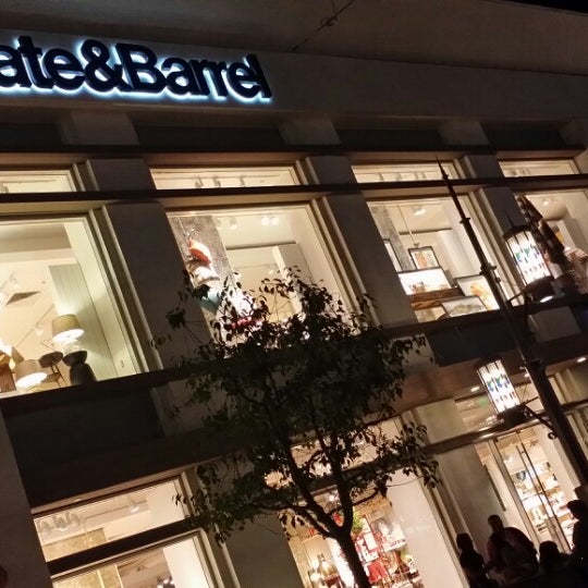 11/13/2013 tarihinde Robert K.ziyaretçi tarafından Crate &amp; Barrel'de çekilen fotoğraf