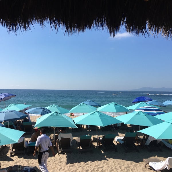 10/30/2016 tarihinde katie m.ziyaretçi tarafından Mantamar Beach Club • Bar &amp; Grill'de çekilen fotoğraf