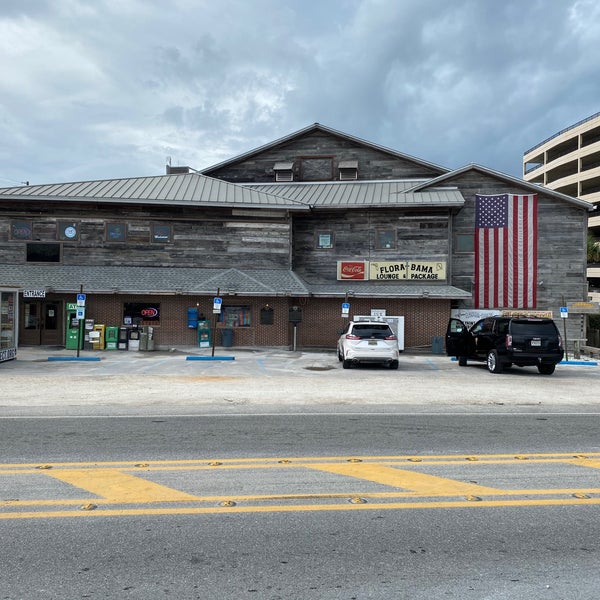 Das Foto wurde bei Flora-Bama Lounge, Package, and Oyster Bar von Sascha R. am 6/22/2020 aufgenommen