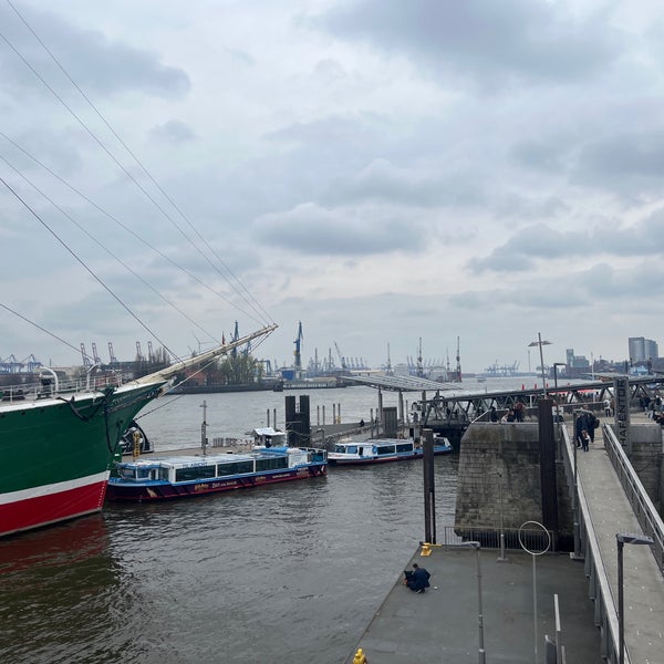 Foto tirada no(a) Porto de Hamburgo por Asiye P. em 4/16/2023