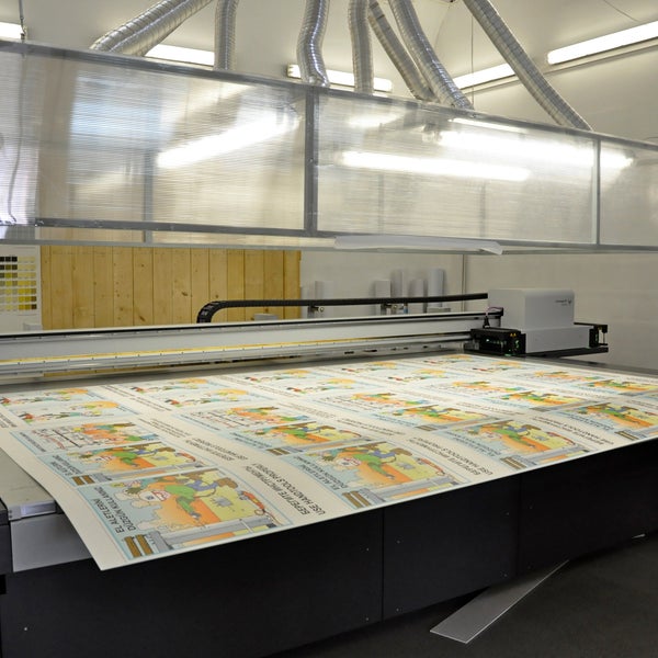 Печать на жестких материалах - на пластике, оргстекле, пенокартоне. Планшетный УФ-принтер Swissqprint Nyala.