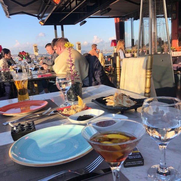 Foto scattata a Roof Mezze 360 Restaurant da Erkin Ö. il 4/10/2021