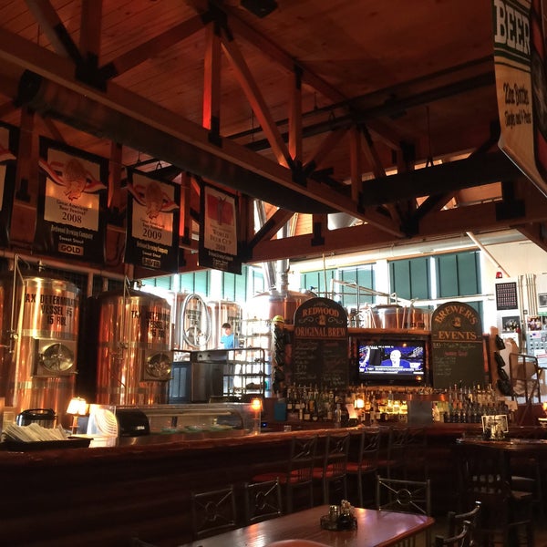 Foto tomada en Redwood Steakhouse &amp; Brewery  por Eric E. el 3/13/2015