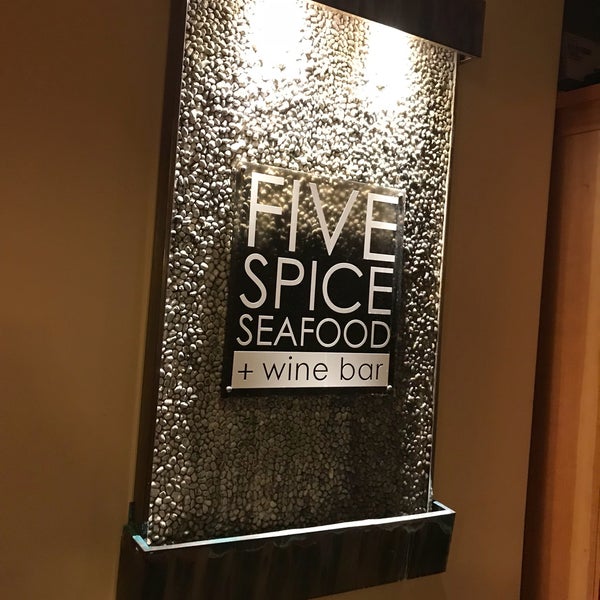 Снимок сделан в Five Spice Seafood + Wine Bar пользователем rhrrs2 11/3/2017