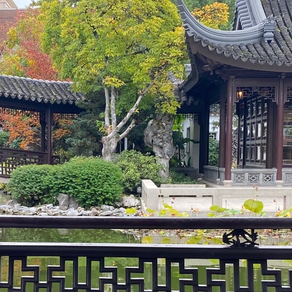Foto tirada no(a) Lan Su Chinese Garden por lee u. em 10/17/2021