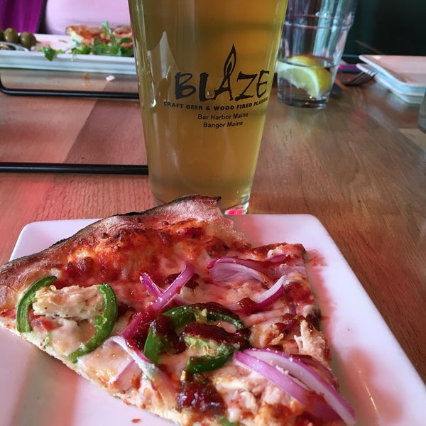 Photo taken at Blaze Craft Beer and Wood Fired Flavors by lee u. on 5/29/2016