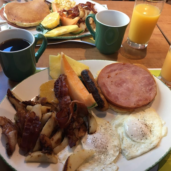 รูปภาพถ่ายที่ Cora&#39;s Breakfast &amp; Lunch โดย lee u. เมื่อ 8/1/2017