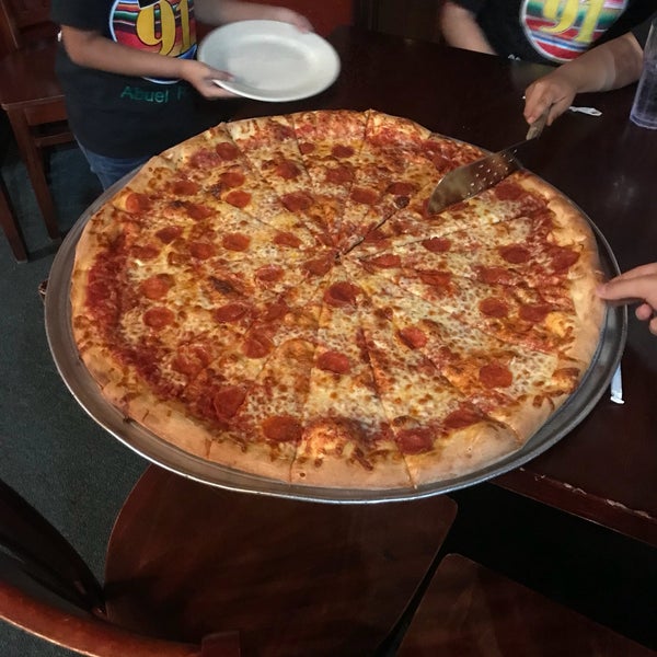 Снимок сделан в Russo&#39;s New York Pizzeria пользователем Claudia P. 5/20/2018