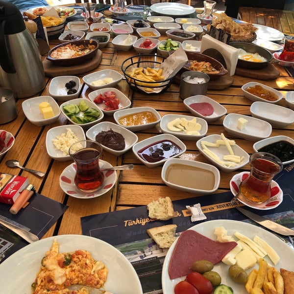 Das Foto wurde bei Kuğulu Park Cafe &amp; Restaurant von Bahar Y. am 8/14/2019 aufgenommen