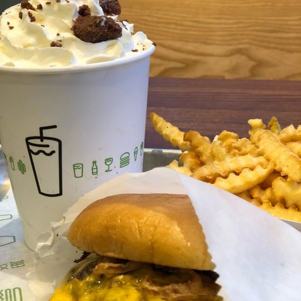 Photo taken at Shake Shack by Ray R. on 4/7/2018