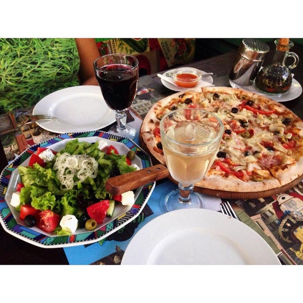 Салат "Греческий" и пицца "Суприм" в ресторане #Zucchini, цена - 69 гривен и 83 гривны #restofood #odessa