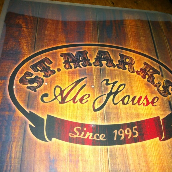 Foto tirada no(a) St. Mark&#39;s Ale House por Sherry T. em 3/9/2013