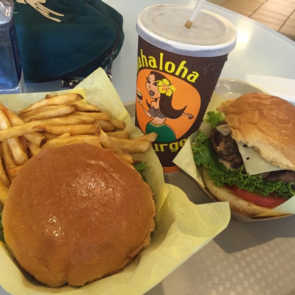 รูปภาพถ่ายที่ Mahaloha Burger โดย Sherry T. เมื่อ 9/14/2016