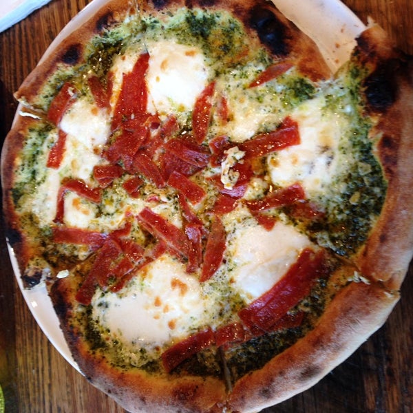 4/10/2014 tarihinde Chad R.ziyaretçi tarafından Pizza Cucinova'de çekilen fotoğraf