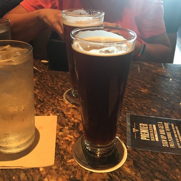 Photo taken at BJ&#39;s Restaurant &amp; Brewhouse by Leslie M. on 8/20/2018