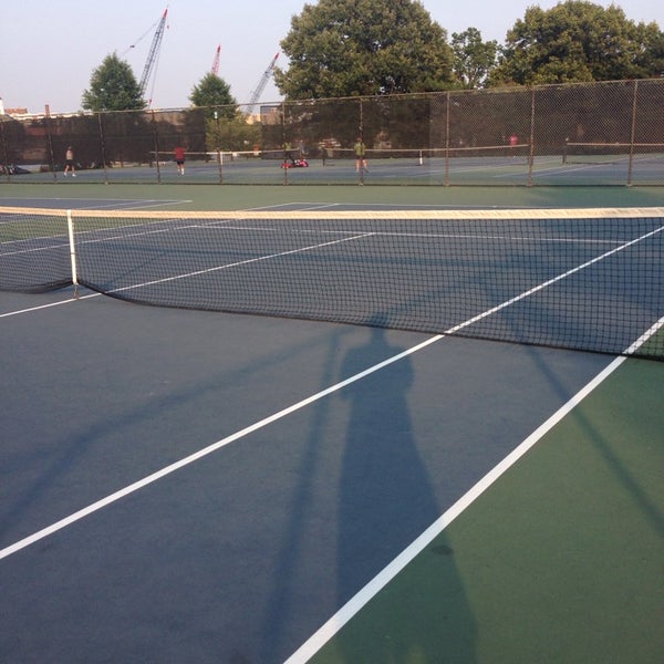 Foto tomada en East Potomac Park Tennis Center  por Sean J. el 7/29/2014