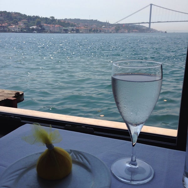8/12/2015 tarihinde Serkan T.ziyaretçi tarafından Çengelköy İskele Restaurant'de çekilen fotoğraf