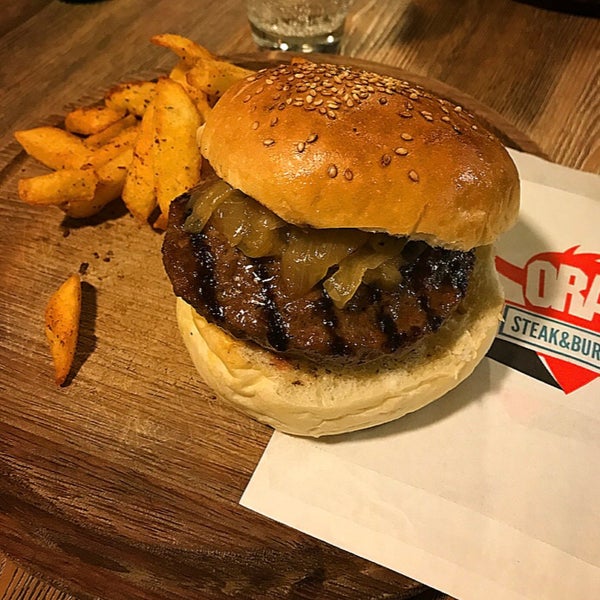 Foto tomada en Ora&#39; Steak &amp; Burgers  por Serkan T. el 1/11/2018