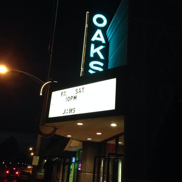 รูปภาพถ่ายที่ The Oaks Theater โดย Matthew J. เมื่อ 7/6/2014