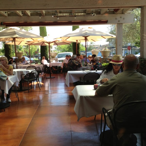 Foto tirada no(a) Hurley&#39;s Restaurant por Craig H. em 5/17/2013