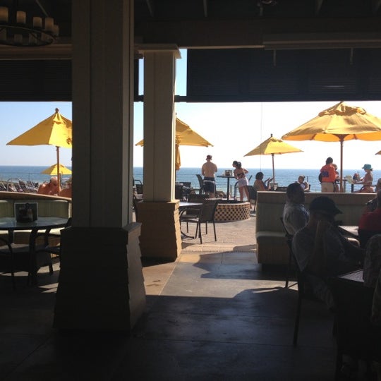 Foto diambil di Barefoots Beachside Bar &amp; Grill oleh Brian T. pada 11/3/2012
