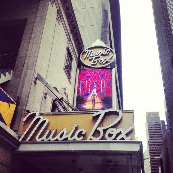 รูปภาพถ่ายที่ Music Box Theatre โดย Rebecca A. เมื่อ 4/17/2013
