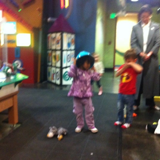 Foto tomada en Zimmer Children&#39;s Museum  por Susan M B. el 11/16/2012