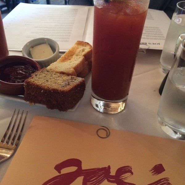 Foto diambil di Joe&#39;s Restaurant oleh Mishi K. pada 3/8/2015