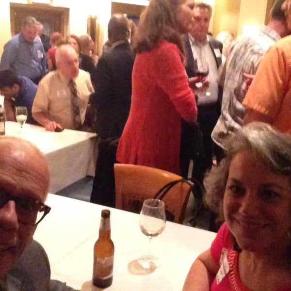 10/20/2015にNick P.がBasils Greek Diningで撮った写真
