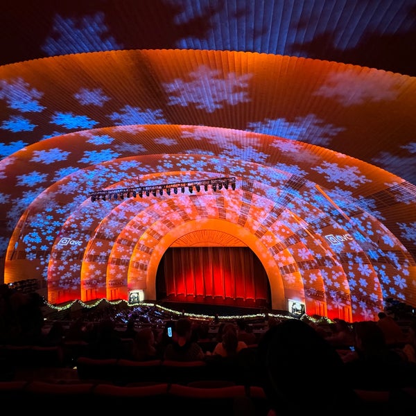 รูปภาพถ่ายที่ Radio City Music Hall โดย Michael A. เมื่อ 12/25/2023