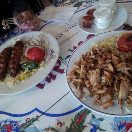 Das Foto wurde bei Sahara Restaurant von Rabia Q. am 4/13/2013 aufgenommen