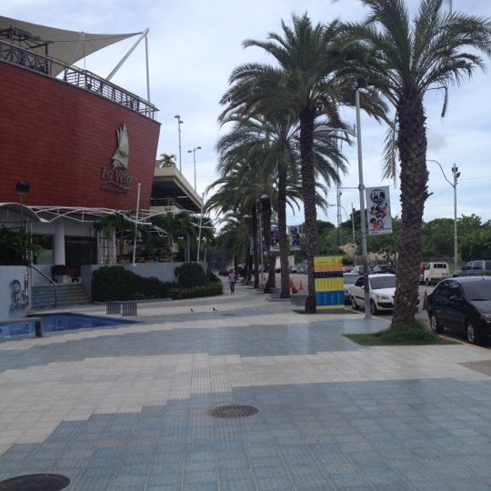 รูปภาพถ่ายที่ La Vela Centro Comercial โดย Juan Andrés P. เมื่อ 8/10/2012