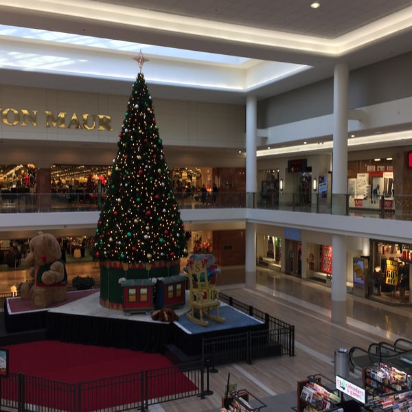 Von Maur, Christmas at Von Maur Yorktown Mall Lombard Illin…