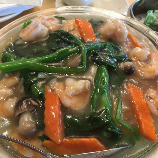Das Foto wurde bei Canton House Chinese Restaurant von Yasmin am 6/1/2016 aufgenommen