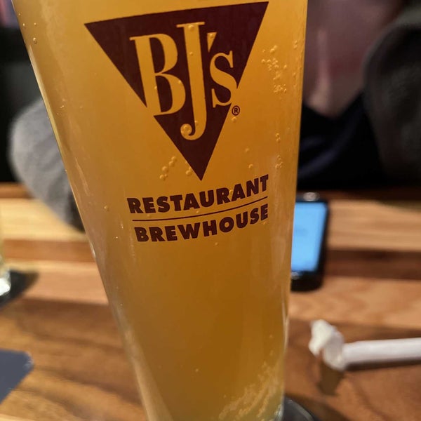 Photo taken at BJ&#39;s Restaurant &amp; Brewhouse by Mark N. on 5/11/2021