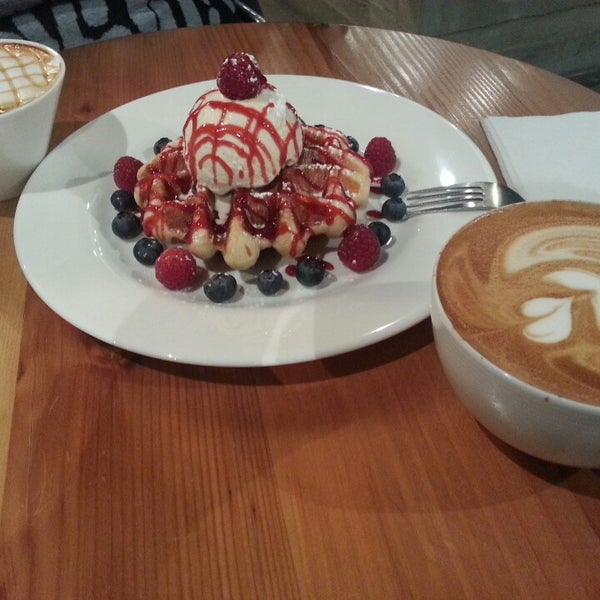 รูปภาพถ่ายที่ Serenade Coffee Bar &amp; Desserts โดย Camille เมื่อ 1/9/2014