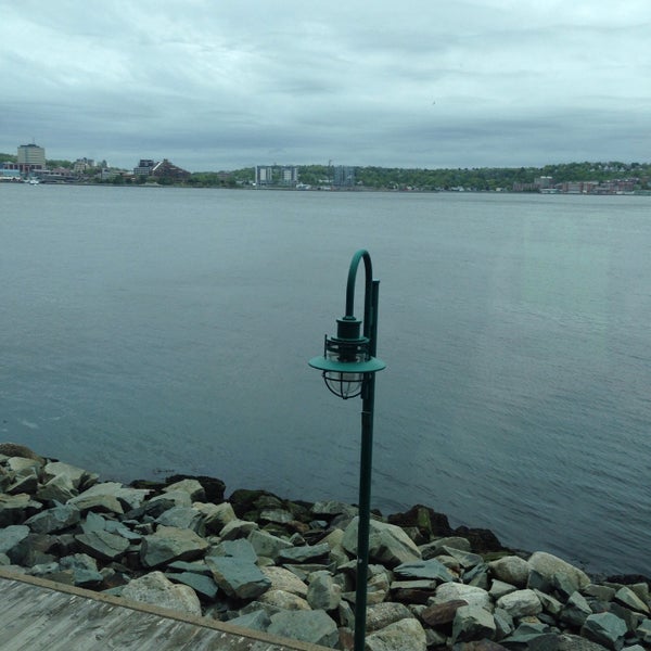 Foto diambil di Halifax Marriott Harbourfront Hotel oleh Wendy D. pada 6/9/2015