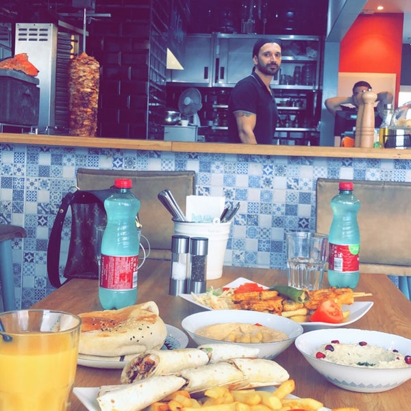 Foto scattata a Duzi&#39;s Kitchen da Noura . il 7/15/2019