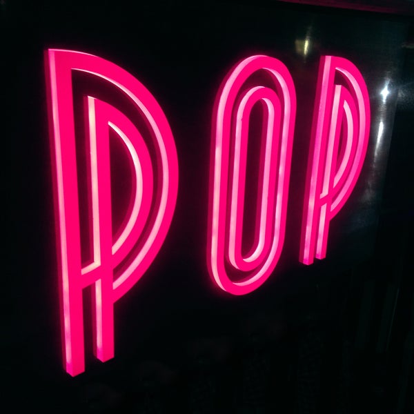 Das Foto wurde bei Pop Cocktail Bar von Pop Cocktail Bar am 10/27/2014 aufgenommen