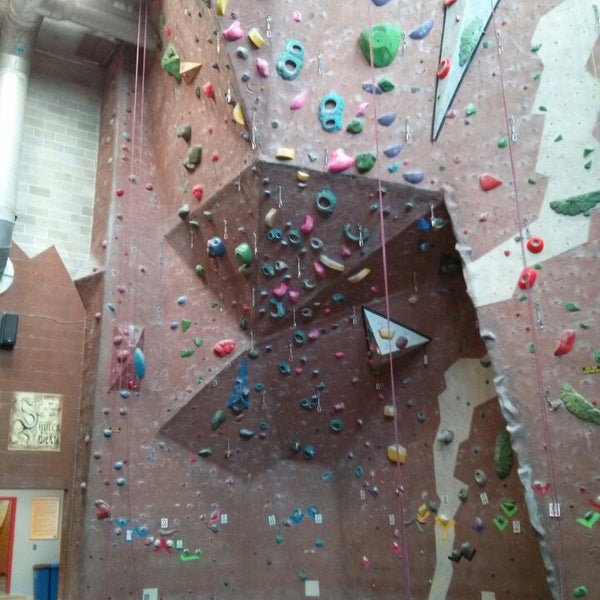 รูปภาพถ่ายที่ Adventure Rock Climbing Gym Inc โดย Brandon R. เมื่อ 5/7/2013