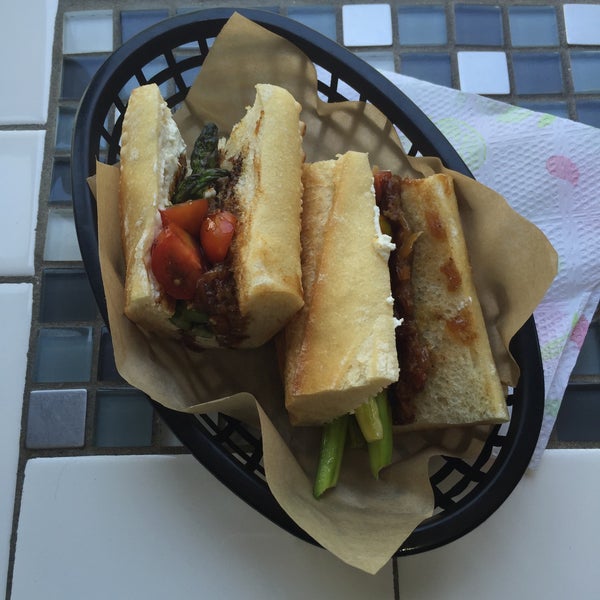 Foto tirada no(a) Earl Sandwich por Ashley W. em 6/9/2015