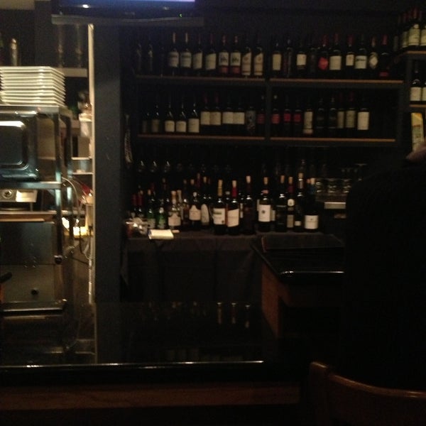 4/19/2013 tarihinde Gaston H.ziyaretçi tarafından Left Coast Wine Bar'de çekilen fotoğraf