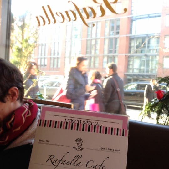 12/13/2012 tarihinde Brandon T.ziyaretçi tarafından Rafaella Cafe'de çekilen fotoğraf