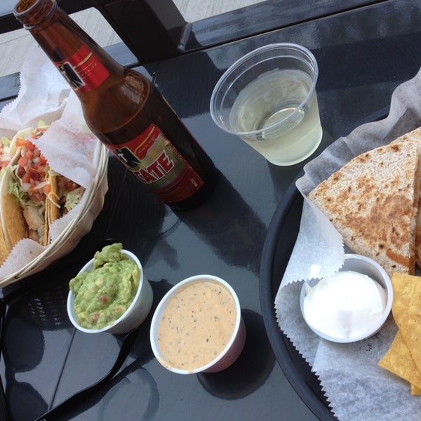 9/7/2013 tarihinde Kelly &amp; Joseziyaretçi tarafından Fresco Mexican Grill &amp; Salsa Bar'de çekilen fotoğraf