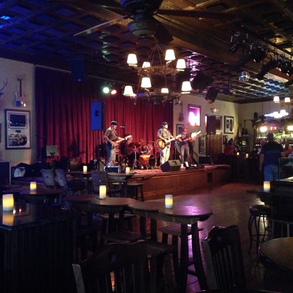 Foto tirada no(a) Crossroads Steakhouse &amp; Saloon por Ayash B. em 5/26/2014
