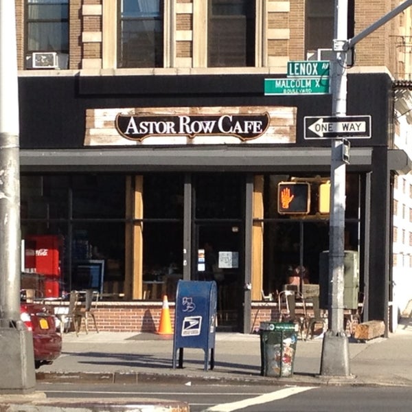 Foto tirada no(a) Astor Row Café por HarlemGal -. em 9/15/2012