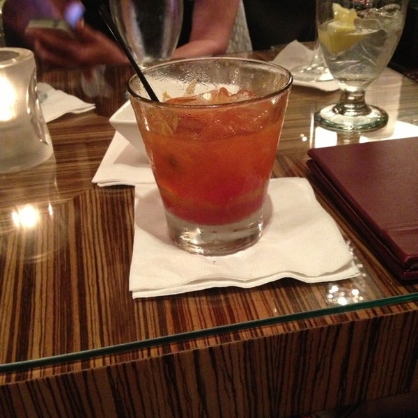 Foto tomada en The Round Table Restaurant, at The Algonquin  por Crawford M. el 6/28/2013
