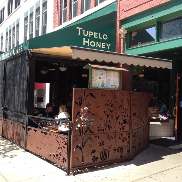 รูปภาพถ่ายที่ Tupelo Honey โดย Marcus C. เมื่อ 4/20/2013
