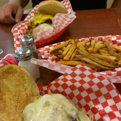 Foto diambil di Chop House Burgers oleh Carolyn G. pada 2/5/2013